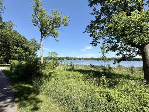 139 North Crooked Lake Lane Lindenhurst IL 60046