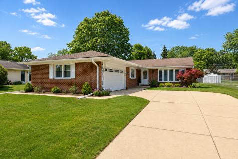 1742 East Tano Lane Mount Prospect IL 60056