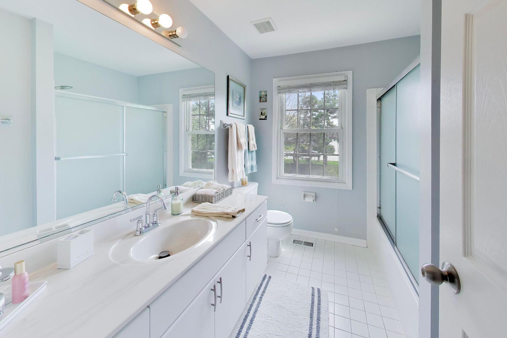 135 Corsaire Lane Schaumburg IL 60173