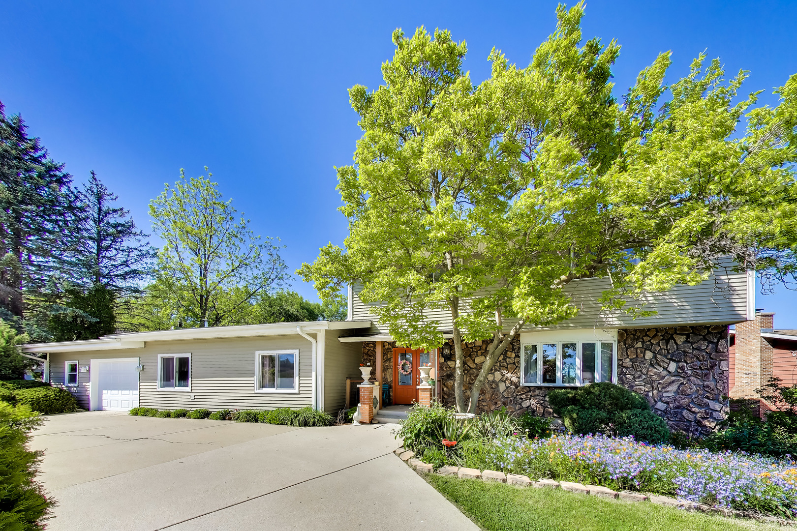 2004 Sprucewood Lane Lindenhurst IL 60046