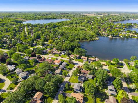 2004 Sprucewood Lane Lindenhurst IL 60046