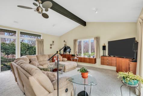 180 Crescent Knoll Drive Green Oaks IL 60048