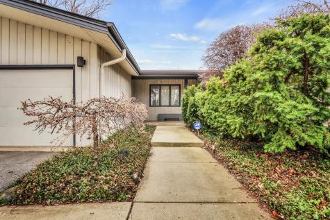180 Crescent Knoll Drive Green Oaks IL 60048