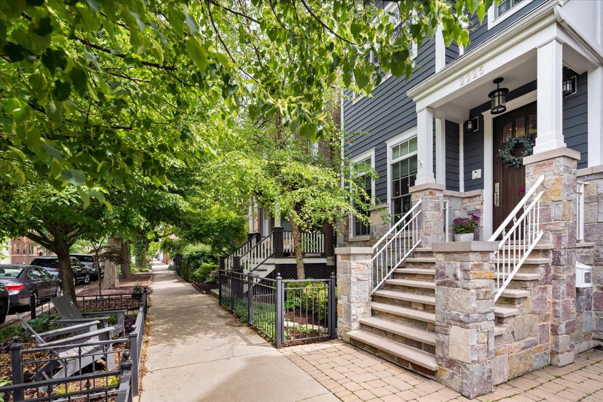 2225 West School Street Chicago IL 60618