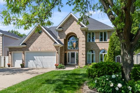 986 East Red Oak Street Addison IL 60101