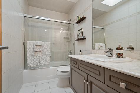 986 East Red Oak Street Addison IL 60101