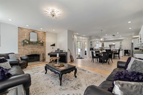 986 East Red Oak Street Addison IL 60101