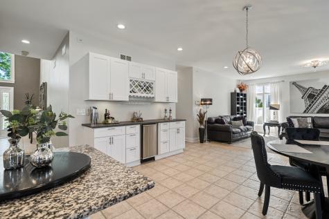 986 East Red Oak Street Addison IL 60101