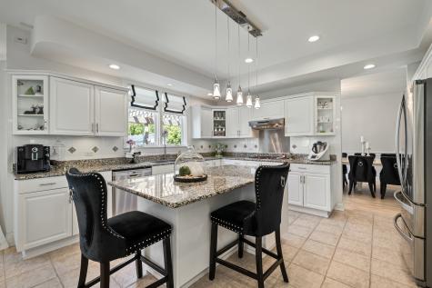 986 East Red Oak Street Addison IL 60101