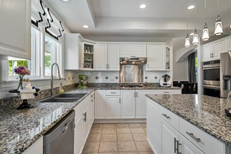 986 East Red Oak Street Addison IL 60101