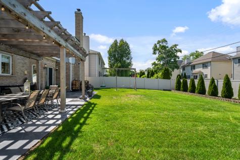 986 East Red Oak Street Addison IL 60101