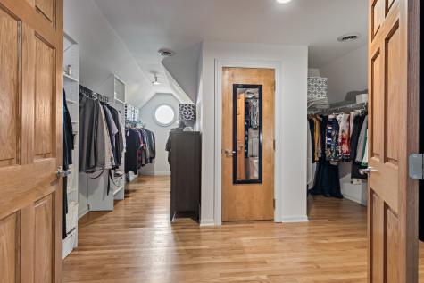 986 East Red Oak Street Addison IL 60101