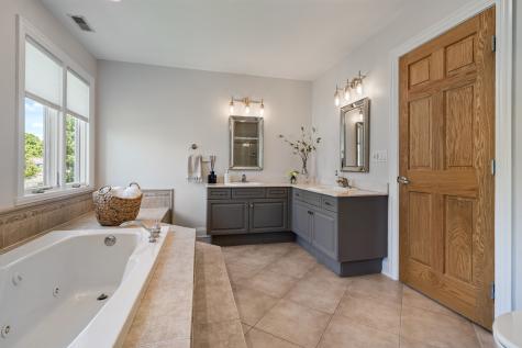 986 East Red Oak Street Addison IL 60101