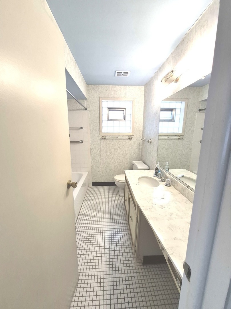 17W755 Standish Lane Villa Park IL 60181