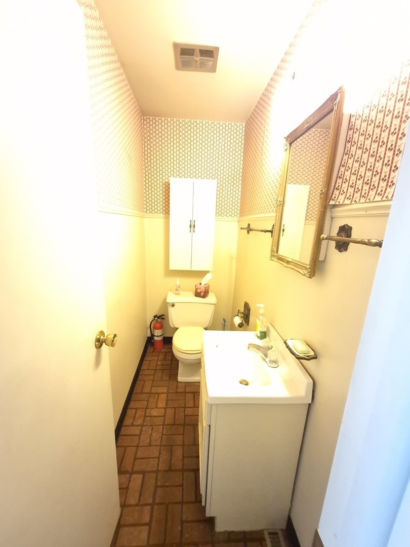 17W755 Standish Lane Villa Park IL 60181