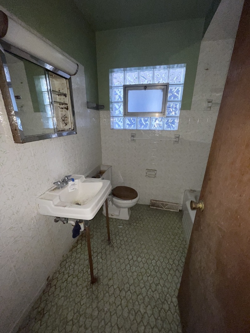 10209 South Vernon Avenue Chicago IL 60628