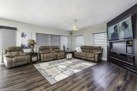 1907 East Grand Avenue Lindenhurst IL 60046