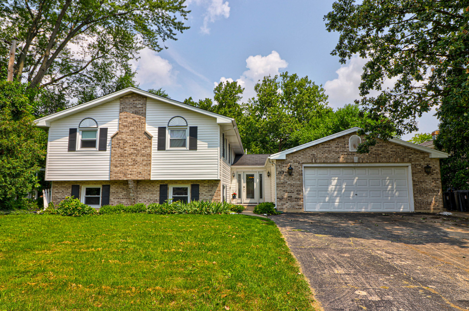 153 Arapahoe Trail Carol Stream IL 60188