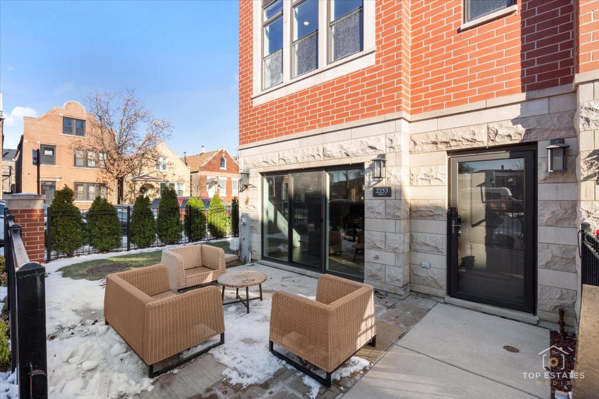 2253 West Coulter Street Chicago IL 60608