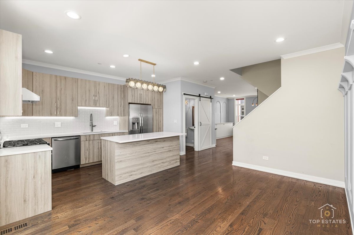 2253 West Coulter Street Chicago IL 60608