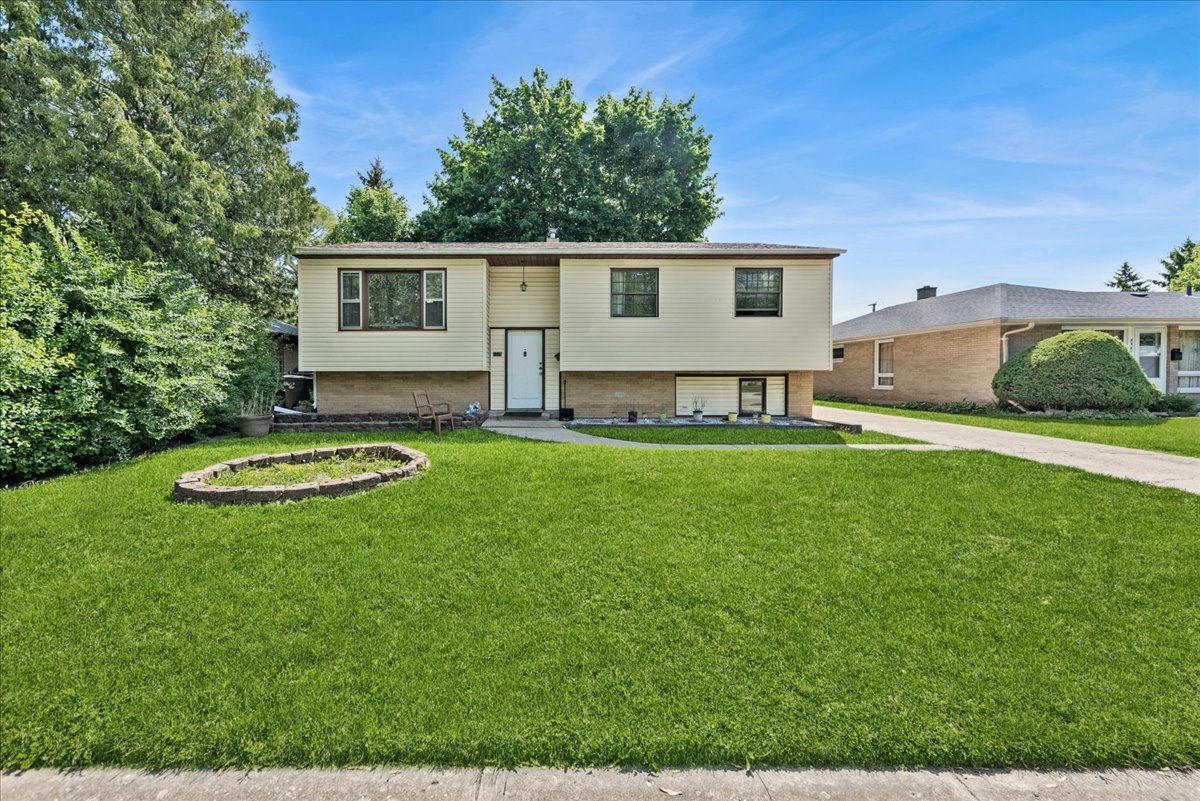2325 Yeoman Street Waukegan IL 60087