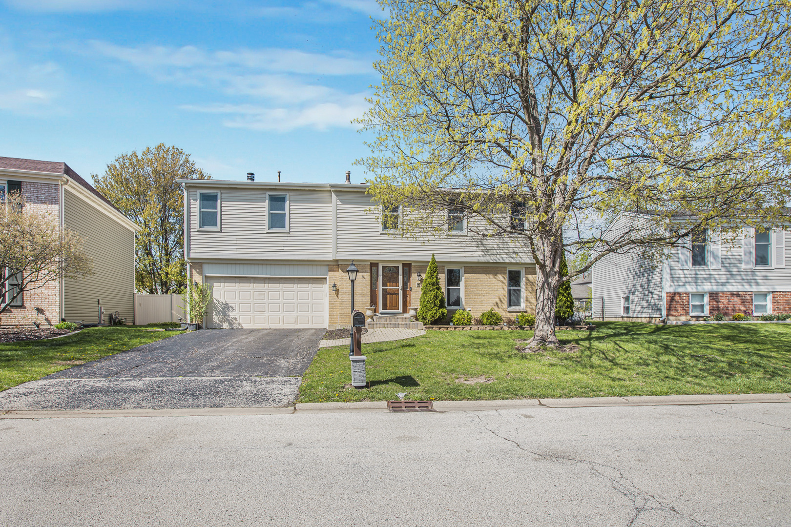 1300 Pembrook Circle Roselle IL 60172