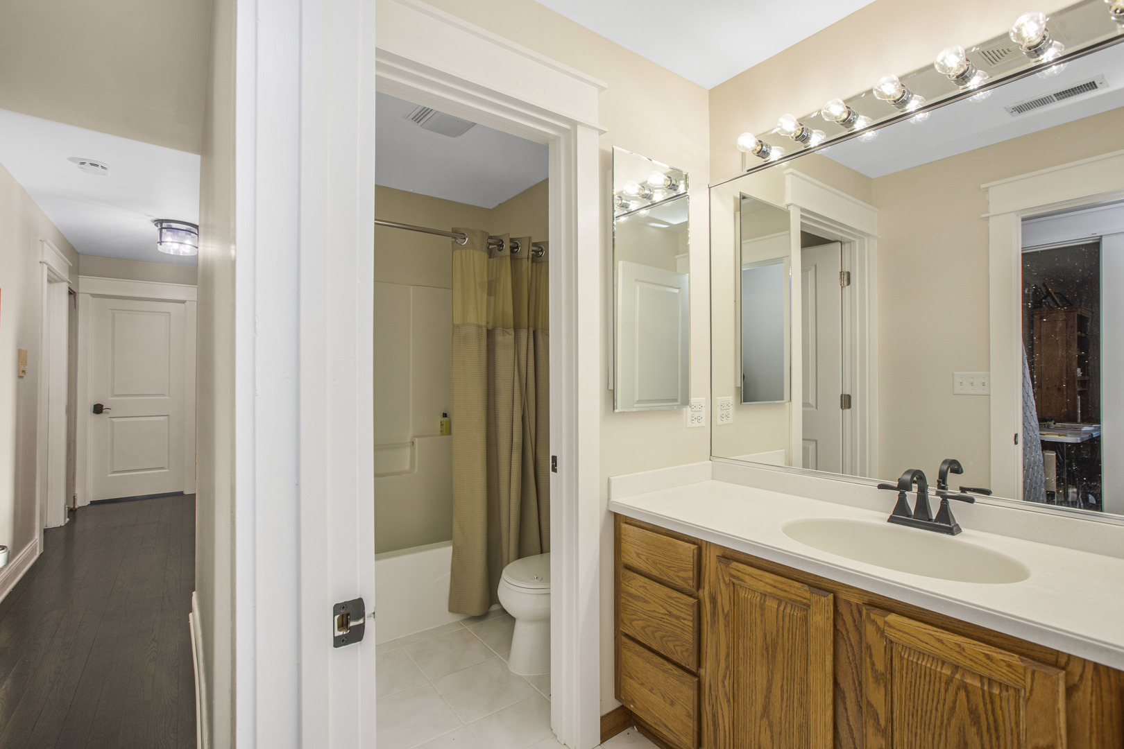 1300 Pembrook Circle Roselle IL 60172