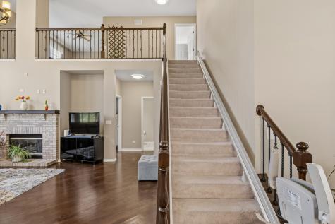 654 Easton Lane Elk Grove Village IL 60007
