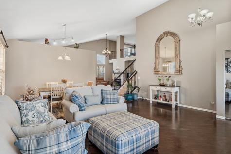 654 Easton Lane Elk Grove Village IL 60007
