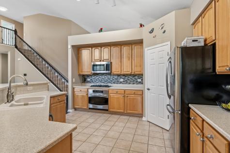 654 Easton Lane Elk Grove Village IL 60007