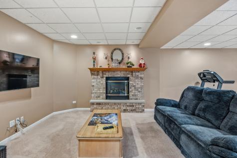 654 Easton Lane Elk Grove Village IL 60007