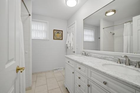 827 Liberty Bell Lane Libertyville IL 60048