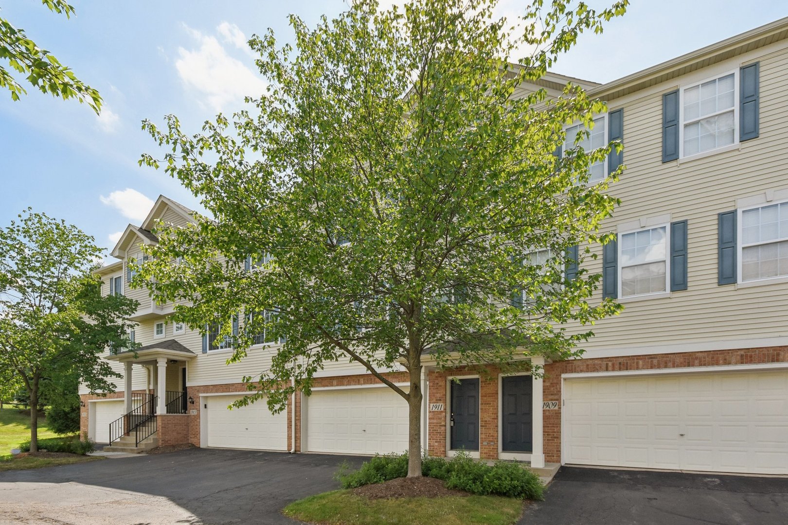 1911 Indian Hill Lane Aurora IL 60503