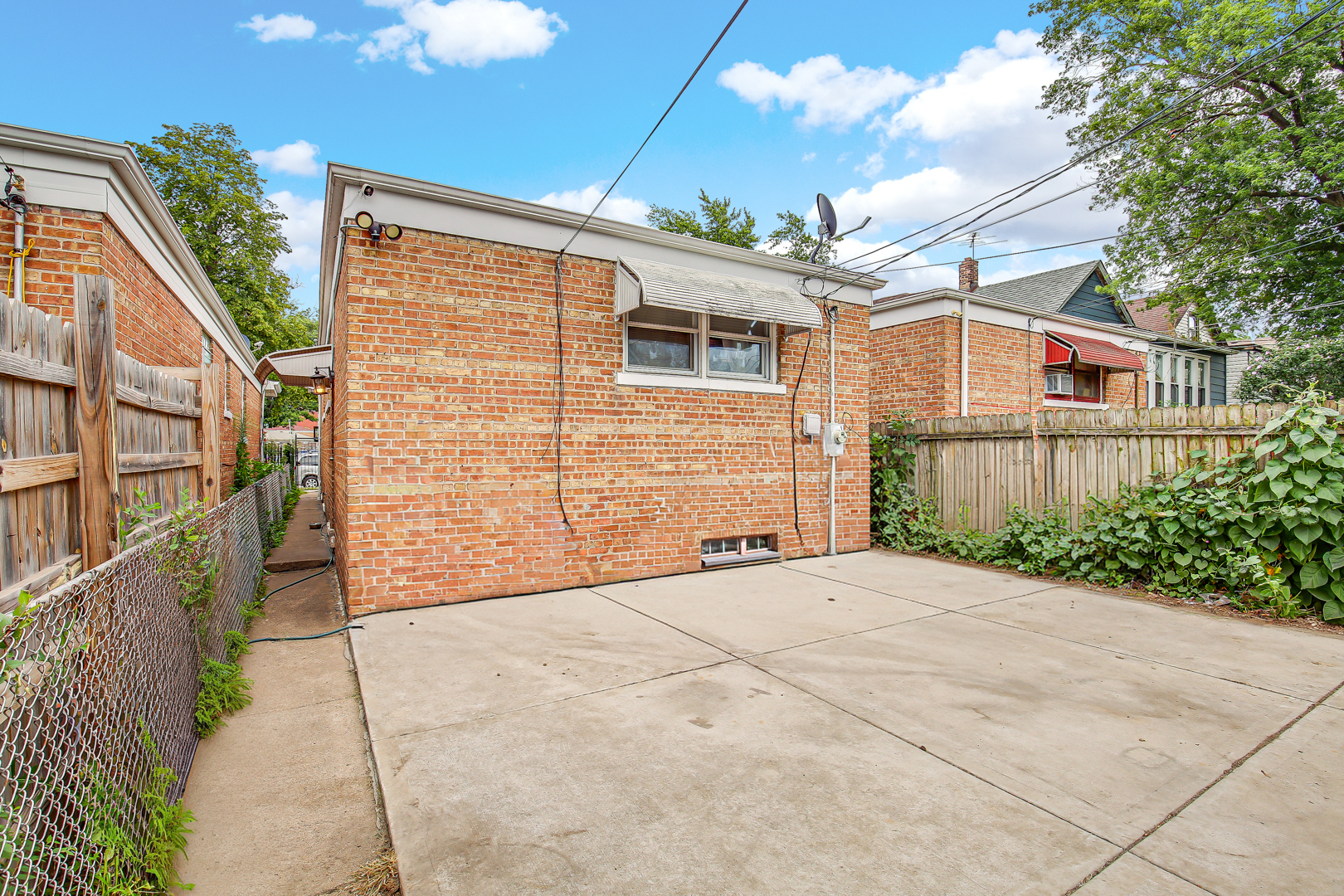 10502 South Hoxie Avenue Chicago IL 60617