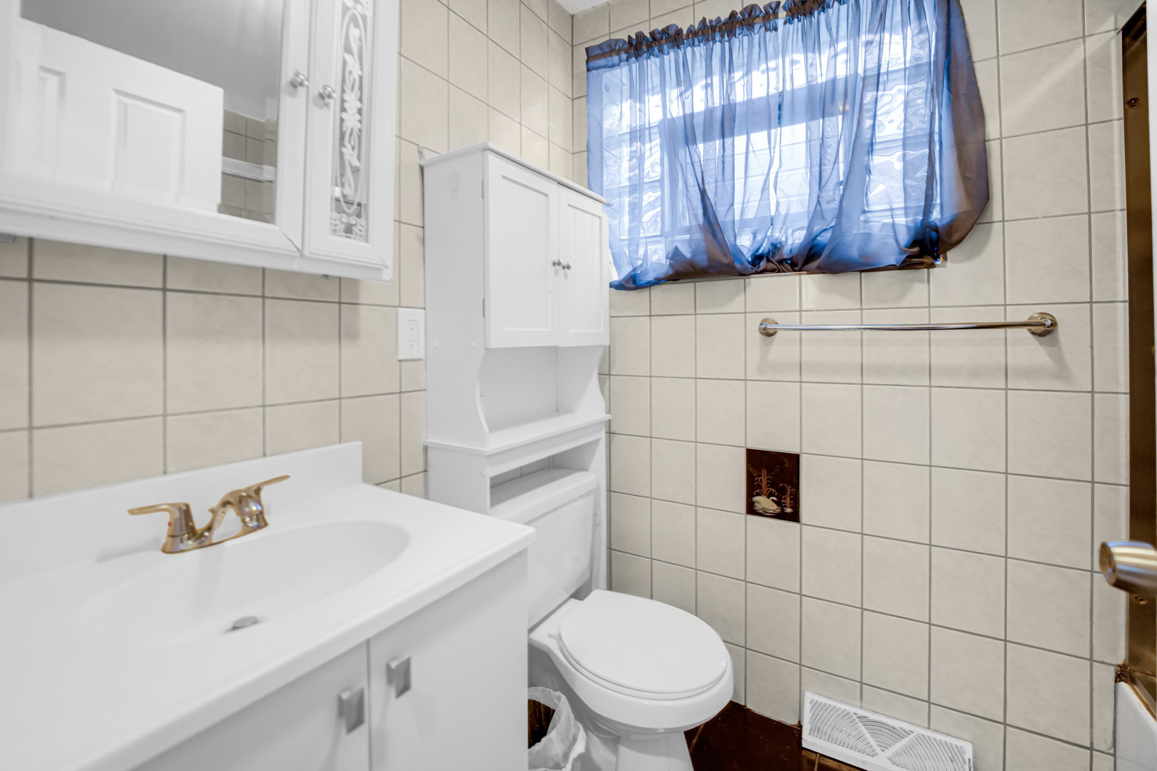 10502 South Hoxie Avenue Chicago IL 60617