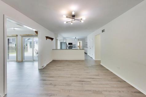 8 Hampton Court Mundelein IL 60060