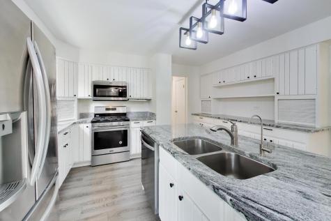 8 Hampton Court Mundelein IL 60060