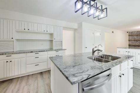 8 Hampton Court Mundelein IL 60060