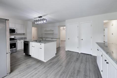 8 Hampton Court Mundelein IL 60060