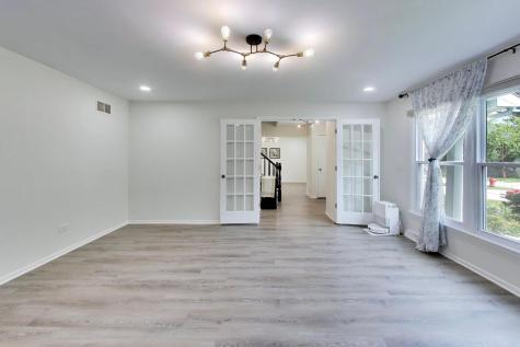 8 Hampton Court Mundelein IL 60060