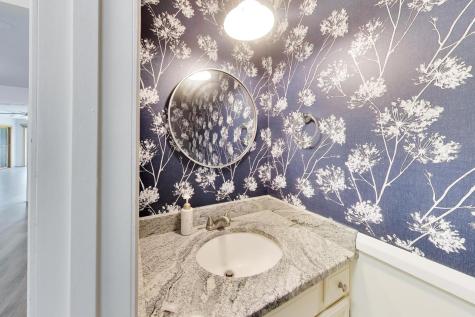 8 Hampton Court Mundelein IL 60060