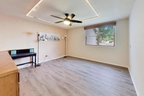 8 Hampton Court Mundelein IL 60060