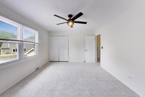 8 Hampton Court Mundelein IL 60060