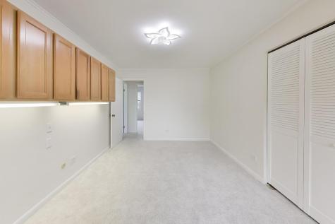 8 Hampton Court Mundelein IL 60060