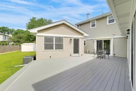 8 Hampton Court Mundelein IL 60060