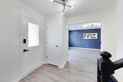 8 Hampton Court Mundelein IL 60060