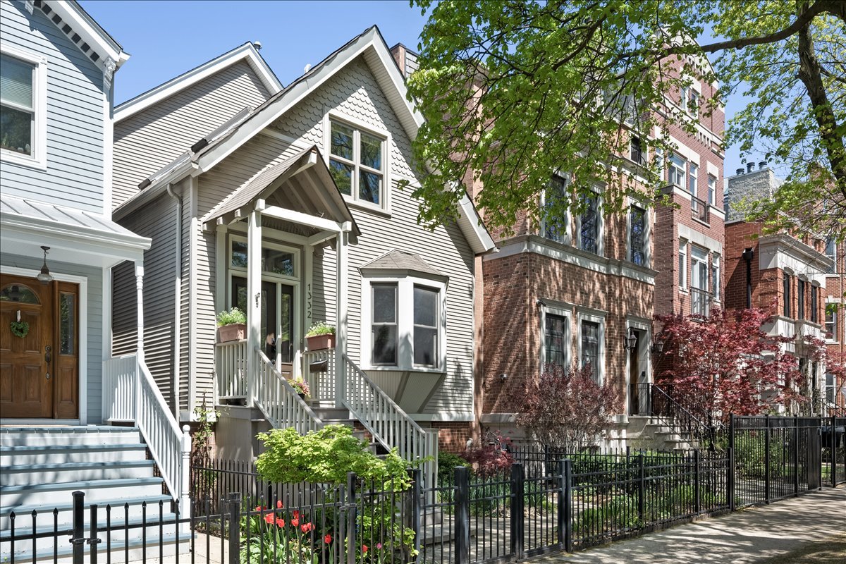 1332 West School Street Chicago IL 60657