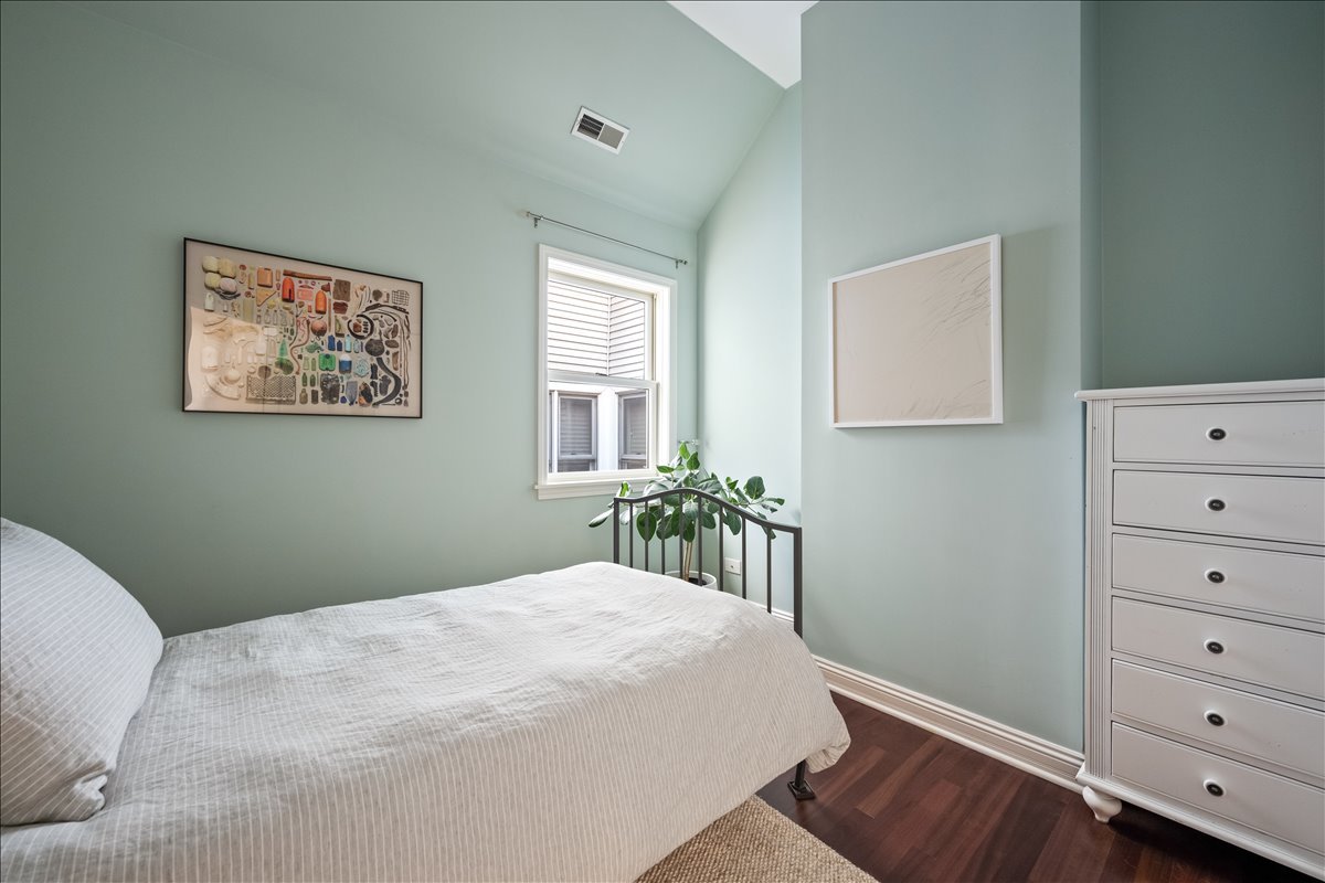 1332 West School Street Chicago IL 60657