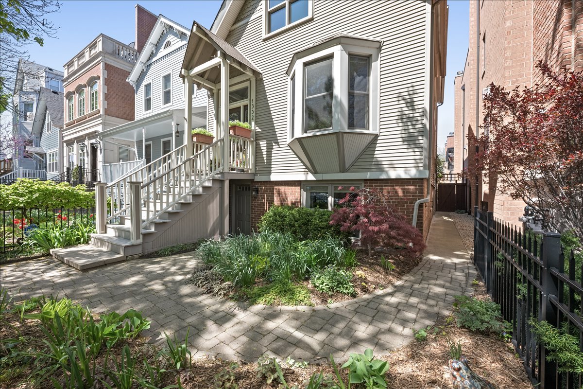 1332 West School Street Chicago IL 60657