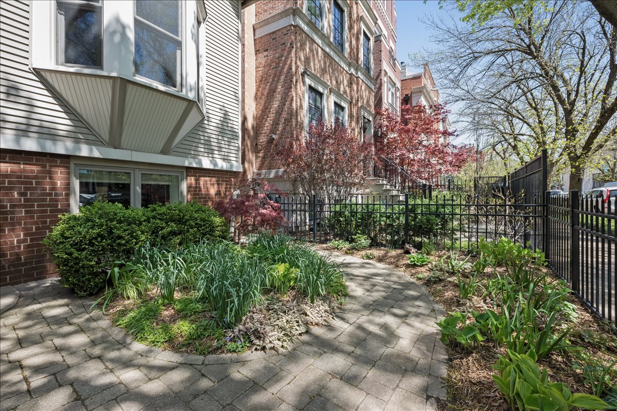 1332 West School Street Chicago IL 60657